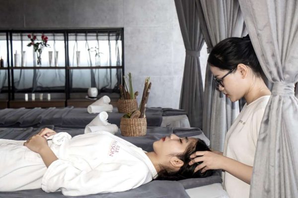 guest is relaxing with head treatment Spa Buffet only 599k/ 90 mins